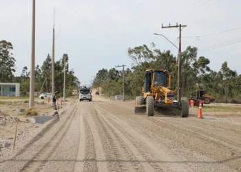 Obra de pavimentação do acesso à Praia do Sol passa por vistoria