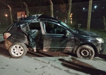 Homem morre e outras duas pessoas ficam feridas após carro bater em poste