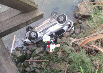 Gravatal: carro cai de ponte e deixa mulher ferida