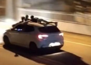 Jovens são flagrados em manobra perigosa sobre carro em movimento em rua de Braço do Norte