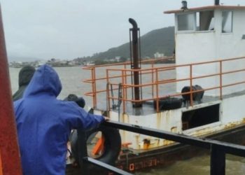 Susto: balsa encalha novamente em Laguna