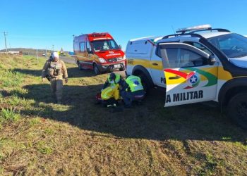 Rajadas de 100 km/h derrubam motociclista na SC-390