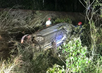 Motorista morre após carro capotar e cair em vala inundada