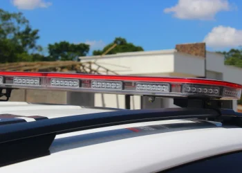 Marido chega em casa embriagado e agride esposa com mordidas e chutes