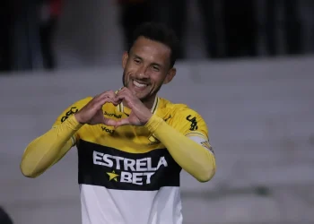 Criciúma vence o Coritiba e assume a liderança da Série B