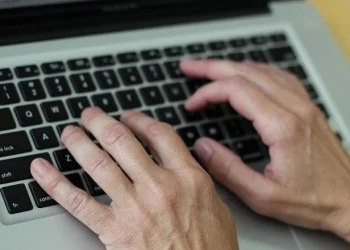 Fraudes digitais usam nome do Judiciário para enganar moradores em Capivari de Baixo