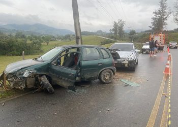 Armazém: batida deixa 2 feridos na SC-435