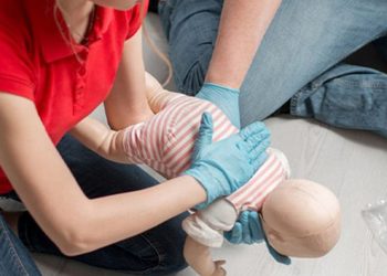 Orleans: bombeiros ajudam mãe a salvar bebê engasgado