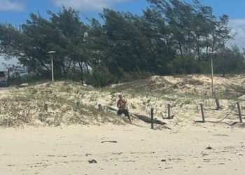 Grupo de mulheres flagra homem se masturbando na praia do Mar Grosso