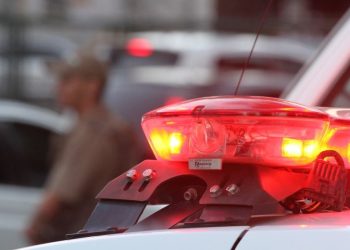 Jovem com tornozeleira eletrônica é flagrado fazendo tele-entrega de drogas