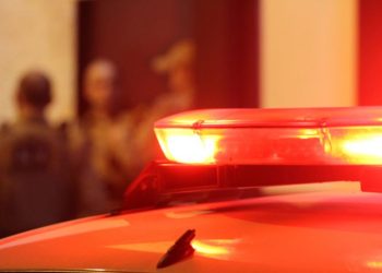 Carro furtado é encontrado com manchas de sangue no capô