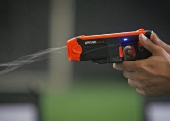 Homem embriagado é contido com arma de choque após ameaçar esposa