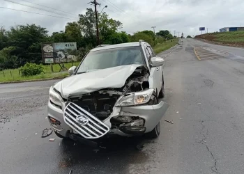 Três pessoas são encaminhadas ao hospital após colisão entre carros na SC-108