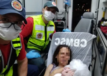 Jovem dá à luz dentro de ambulância com ajuda dos bombeiros em Criciúma