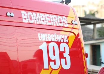 Jovem grávida fica ferida após colisão entre moto e caminhão