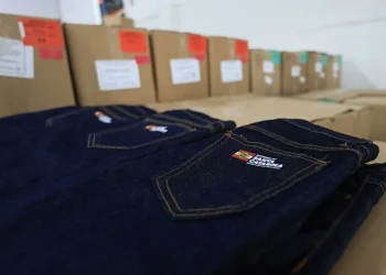 Governo de SC entrega calças jeans do uniforme escolar para estudantes do ensino médio da rede estadual