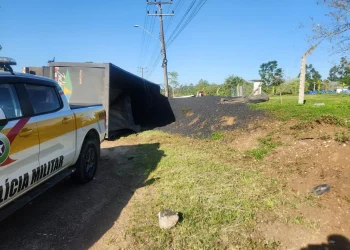 acidente com carreta mata mãe e deixa pai e filho feridos