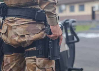 Homem armado invade farmácia e rouba celular e R$ 500