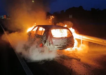 Carro é destruído por incêndio na BR-101