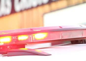 Motociclista colide contra pedra, perde controle da direção e fica ferido