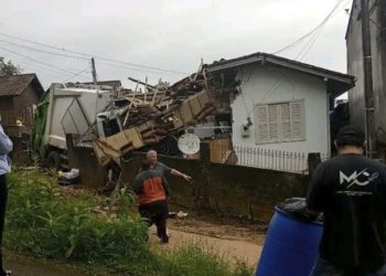 Caminhão do lixo destrói residência