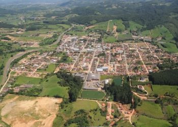 Ex-prefeito de Grão-Pará é condenado por criar cargos e nomear esposa e filha de vice