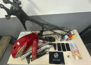 Policiais encontram pichações de organizações criminosas em casa interditada pela Defesa Civil