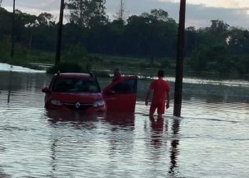 Rio transborda, causa alagamento e deixa idoso ilhado no meio de estrada