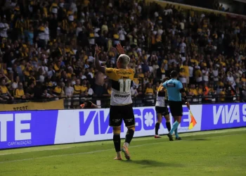 Tigre marca na reta final e volta a colar no G4