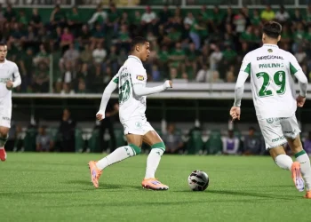 Chape perde, mas segue no G4