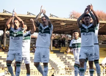 Criciúma tem 50% de chances de acesso, Coritiba está a 1 ponto da Série A