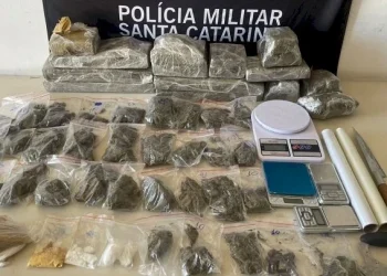 PM apreende quase dez quilos de drogas em imóvel abandonado no Sul catarinense