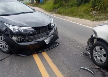Idosa é conduzida ao hospital após colisão entre carros