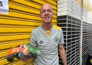 Torcedor madruga na fila para garantir ingressos para jogo do Criciúma