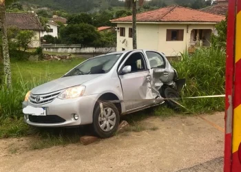 Braço do Norte: acidente com carros deixa uma pessoa ferida na SC-370