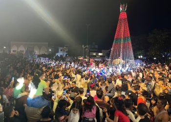 Chegada do Papai Noel lota a Praça Padre Röer em Braço do Norte