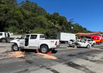 Acidente com quatro carros em rodovia estadual deixa duas pessoas feridas