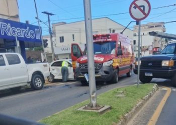 Ambulância dos bombeiros se envolve em acidente durante atendimento