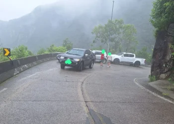 Acidente deixa caminhonetes danificadas na rodovia na Serra do Rio do Rastro