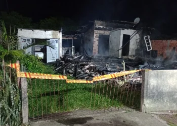 Idoso é encontrado morto entre escombros durante incêndio