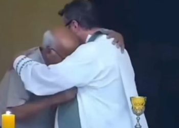 Avô que perdeu o neto abraça padre na missa e comove fiéis