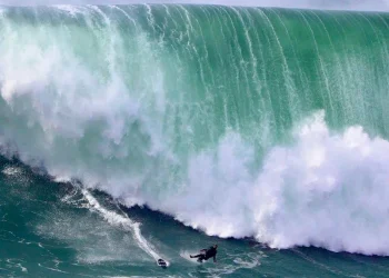 Surfista de Jaguaruna é resgatado após ser atingido por ondas gigantes em Portugal