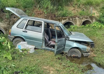 Carro sai da pista e sofre queda de três metros na SC-370