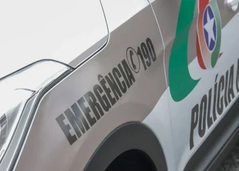 Atropelamento deixa jovem ferido e motorista foge do local