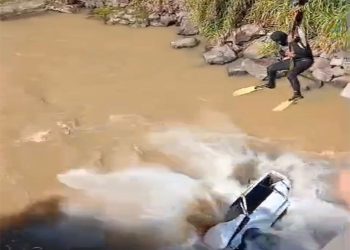 Mulher fica ferida após carro cair em rio de Gravatal